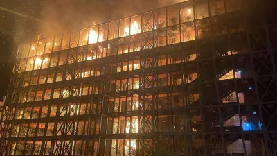 İzmir'de 4 bloklu site alevlere teslim oldu!